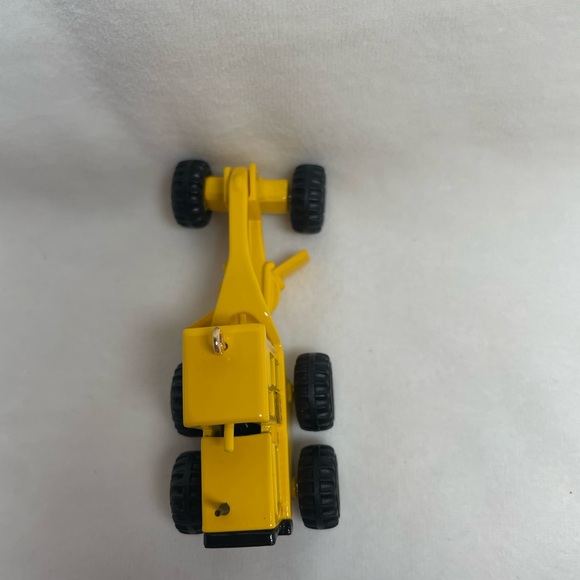 TONKA Road Grader Hallmark Ornament - Picture 5 of 9